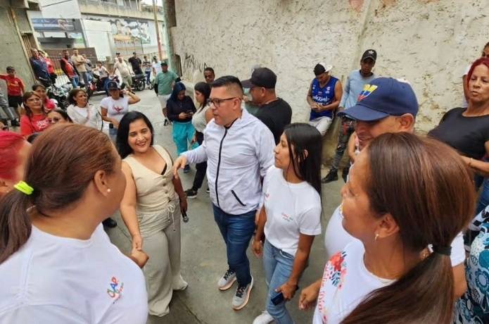 Gobierno de Caracas entrega materiales de construcción en El Progreso