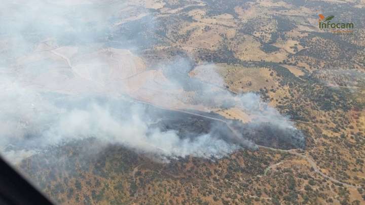El incendio de Navalmoralejo arrasa ya 400 hectáreas y obliga a intervenir a la UME
