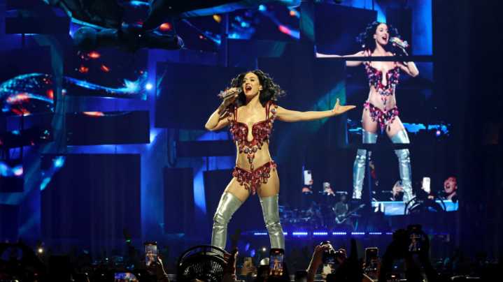 (+Video) Katy Perry sufre una aparente descarga eléctrica en pleno concierto