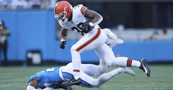 Browns claim 2 players via waivers, sign 9 players to practice squad
