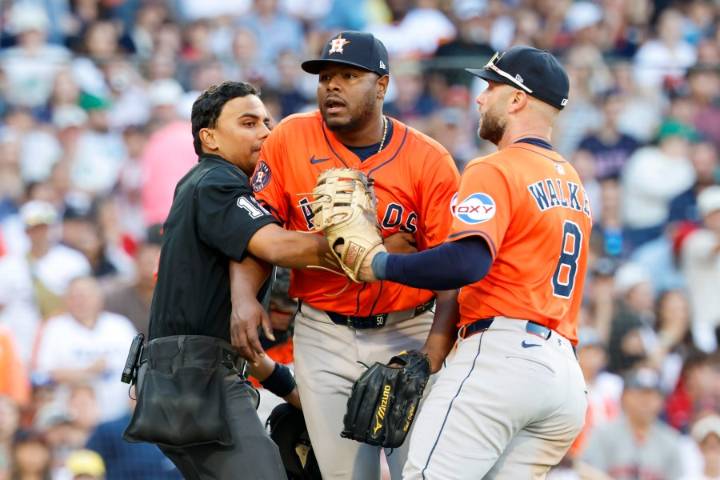 Astros reliever Neris intentionally balks to advance runner from second, then shouts at Red Sox