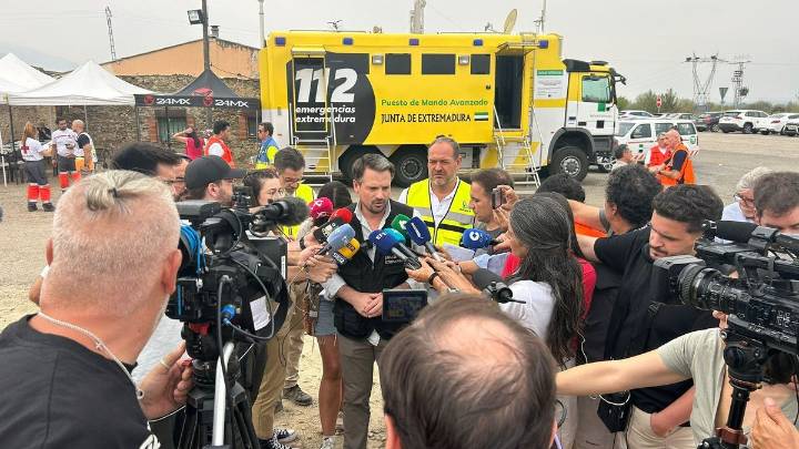 El despliegue de nuevos medios rebaja la tensión política por la gestión de los incendios en Extremadura