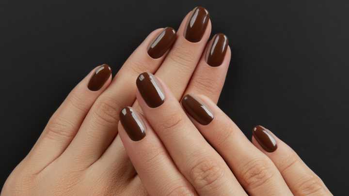 Uñas chocolate: 7 formas de llevar la tendencia de los 90 que regresa para conquistar el otoño 2025