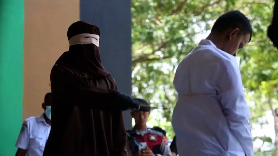 VIDEO: Azotan a dos homosexuales en Indonesia por infringir la ley sharia