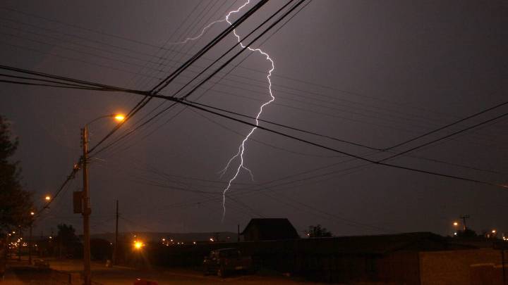 Posibles tormentas eléctricas y rachas de viento de hasta 40 km/h en la RM por sistema frontal