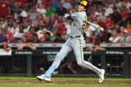 Yelich conecta 2 vuelacercas y los líderes Cerveceros se imponen 10