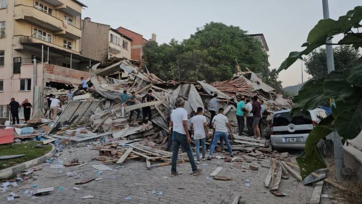 Turkey earthquake in Balikesir causes buildings to collapse
