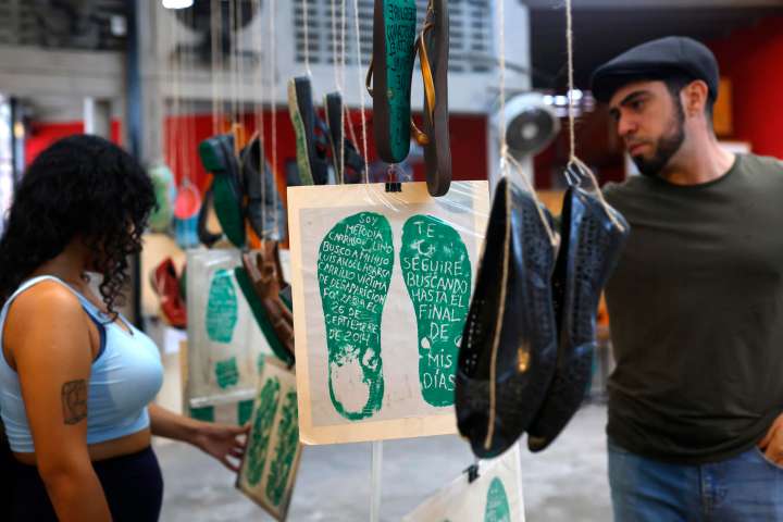 Con huellas de zapatos visibilizan desapariciones