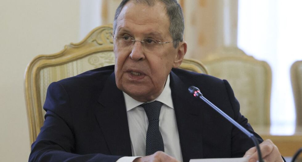 Canciller ruso Serguéi Lavrov llega a Alaska con una sudadera con el lema de la Unión Soviética | Estados Unidos 