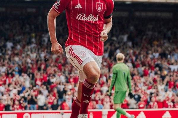 El Nottingham Forest derrotó al Brentford por 3-1 y está en el lote de los punteros de la Premier League