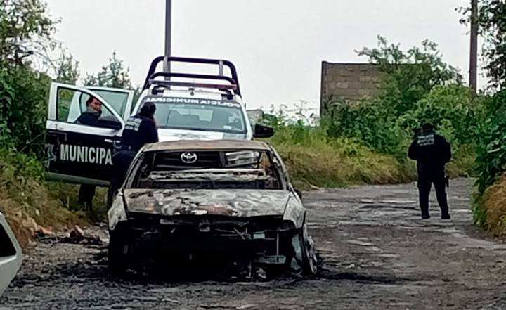 Localizan auto quemado