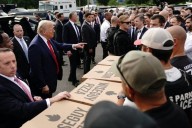 Trump visita a las patrullas en Washington y reparte hamburguesas y pizzas a los agentes