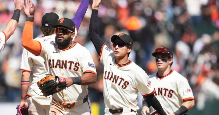 Giants' Jung Hoo Lee makes catch off glove, thigh and calf before pinning baseball between knees