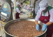 Laredo logra la lata de conservas más grande del mundo: 3.232 anchoas