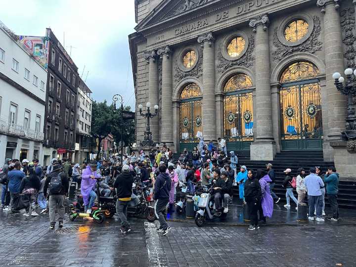Diputados de Morena dialogan sobre regulación de vehículos eléctricos con manifestantes