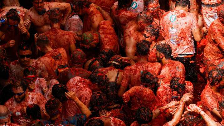 Gafas de bucear, ríos de tomate y mucha diversión: la Tomatina 2025 de Buñol en imágenes