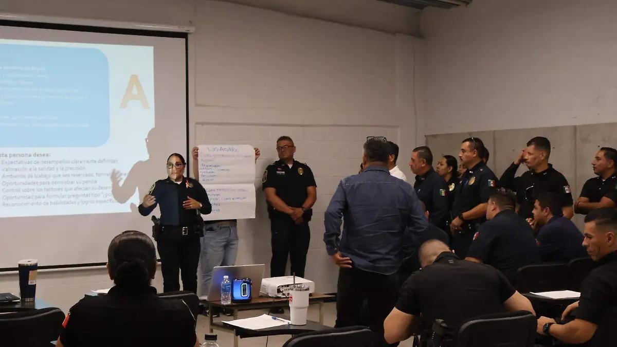 Capacitan a policías, bomberos y personal del 911 en manejo de personas en situación de crisis
