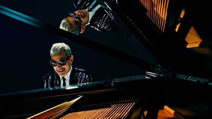 Jeff Goldblum dishes on 'Wicked,' Ariana Grande, jazz piano