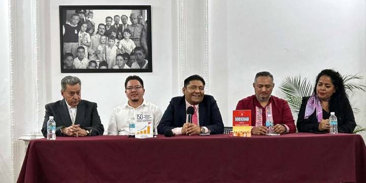 Presenta Felipe Valdivieso Vega dos libros en la capital del país