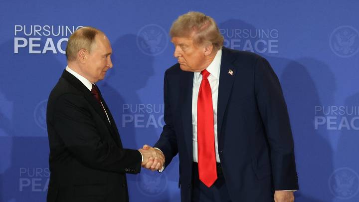 Tres turistas encuentran documentos confidenciales sobre la reunión entre Trump y Putin en Alaska