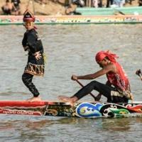Indonesian child's viral fame draws tourists to boat race