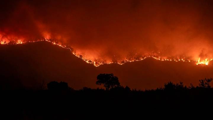 La ola de fuegos desnuda las carencias en el abordaje de los incendios de última generación en España