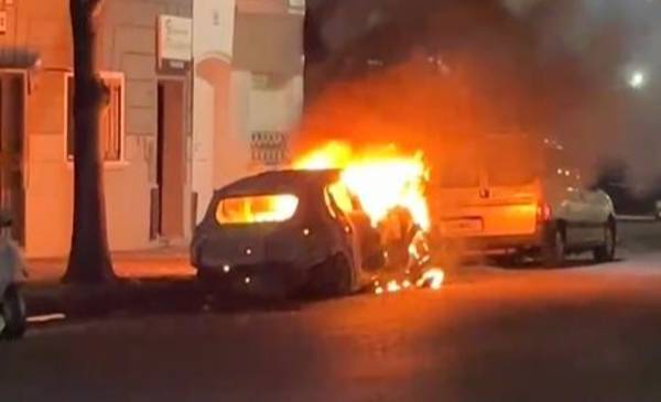 VIDEO. Alarma en el centro de La Plata: otro auto envuelto en llamas