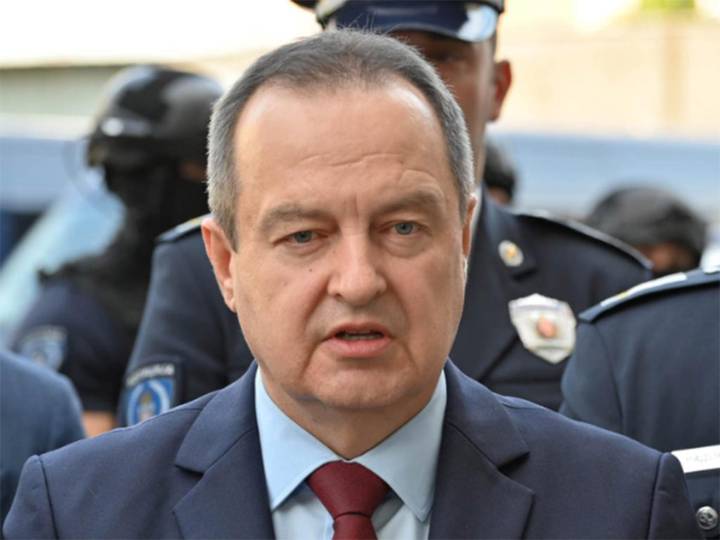 Encuentran balas en sobre dirigido a ministro del Interior serbio