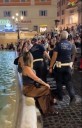 ¡Nooo, la politzia!: argentina fue expulsada de la Fontana di Trevi por meter sus pies al agua