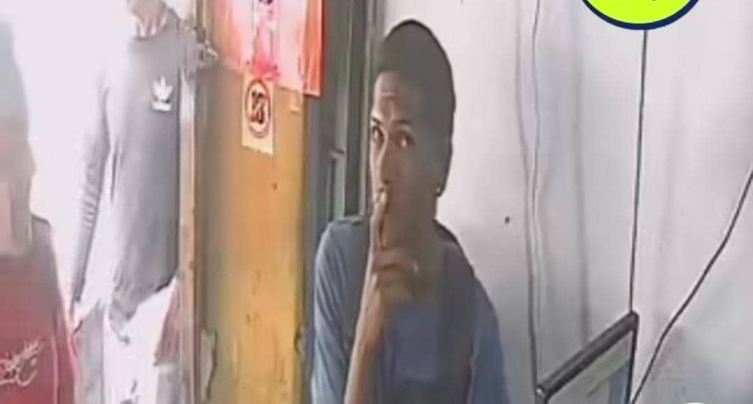 ¡Ni se inmutó! Lo captaron robando un “brazo” de cigarrillos y hasta pidió silencio en Barquisimeto (VIDEO)