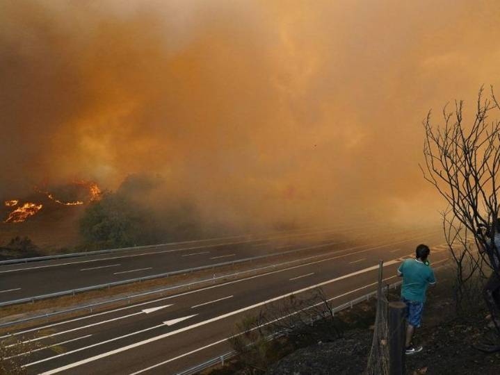 Fires keep burning in western Spain as army is deployed