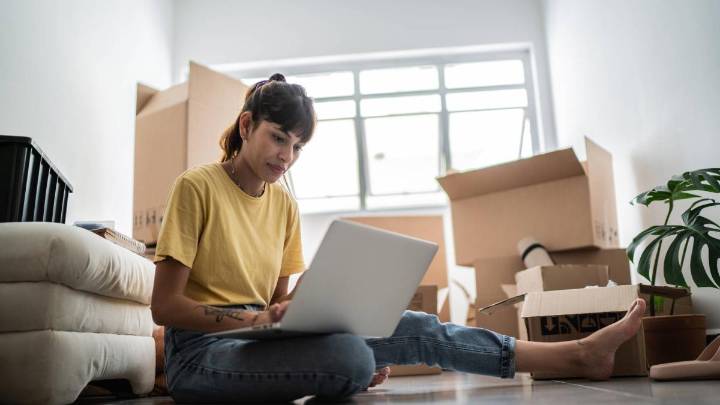 Cuánto cuesta independizarse en Bogotá en 2025: gastos de arriendo, servicios y muebles