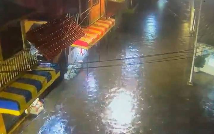 Madrugada de lluvias mantiene alertas en alcaldías de CDMX y genera encharcamientos