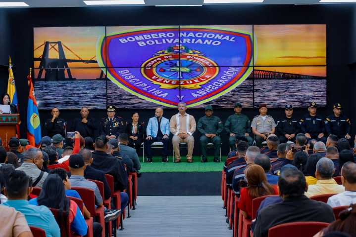 Cuerpo de Bomberos de San Francisco asciende a más de 50 héroes de azul y recibe tres ambulancias