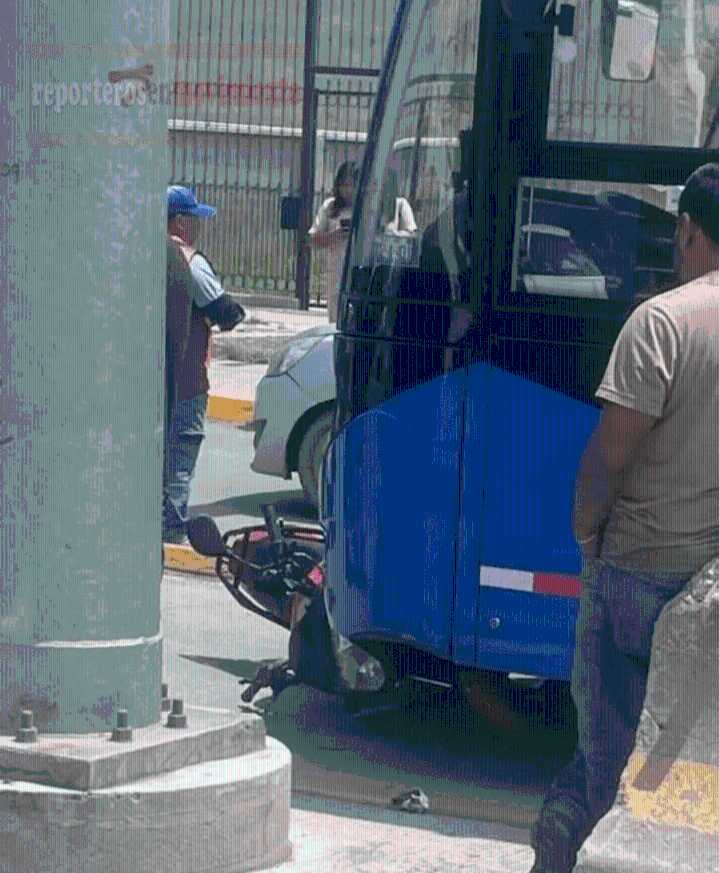 TROLEBÚS ARRASTRÓ A UN MOTOCICLISTA Y EN OTRO PUNTO UNA UNIDAD ROZÓ CONTRA UN AUTOMÓVIL; CHALCO