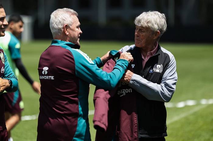 El serbio Bora Milutinovic visita la concentración de la selección mexicana