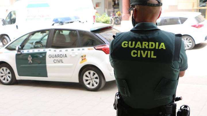 Muere un sexagenario al caerse de un barco en el mar en Lo Pagán