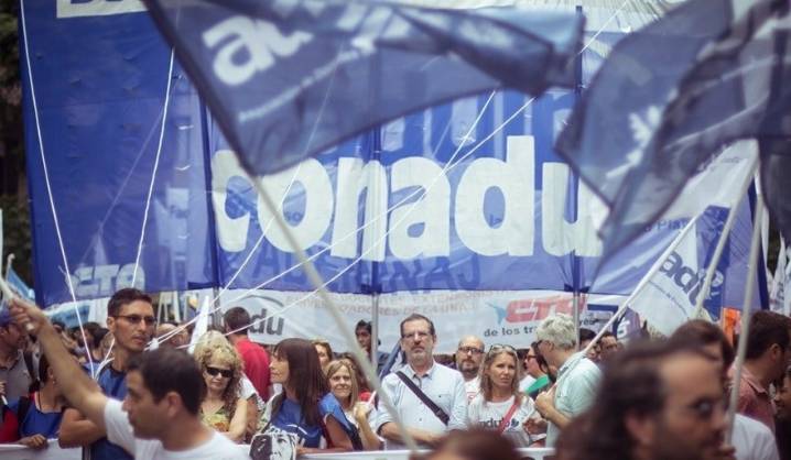 La Federación Nacional de Docentes Universitarios (CONADU) desmiente el aumento salarial y continúa el plan de lucha