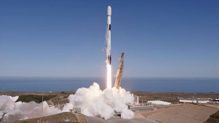 SpaceX sends 24 Starlink satellites into low Earth on 100th Falcon 9 launch of the year