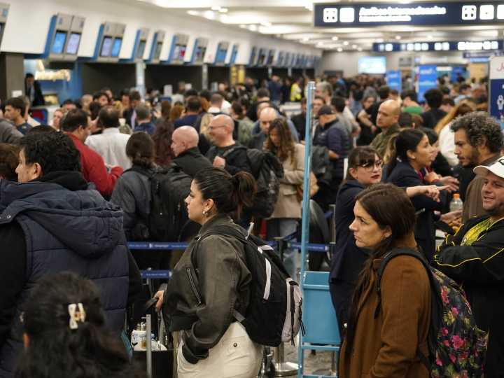 Paro de controladores aéreos: Aerolíneas Argentinas denunció que el gremio impidió la salida de vuelos que tenían autorización