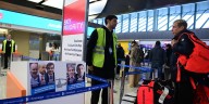 El Gobierno rechazó el paro de controladores aéreos y dio pautas para que los pasajeros puedan sortear dificultades con los vuelos