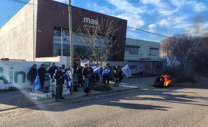 El CEC protesta frente al corralón Más de Santa Rosa