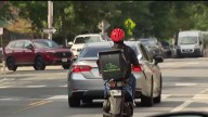Dueños de negocios en D.C. reportan baja en pedidos en línea