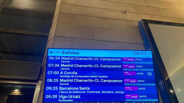 Una semana sin tren entre Galicia y Madrid por los incendios: "Estamos atrapados aquí"