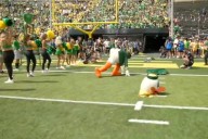 Oregon Duck hilariously loses head in wild mascot moment