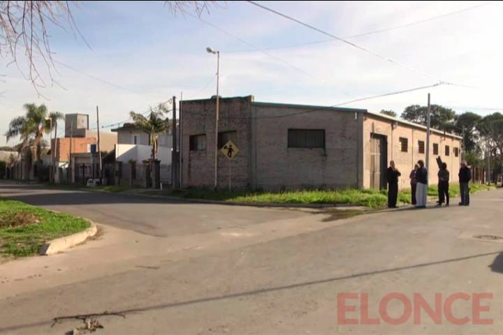 Vecinos de Villa Lola piden el arreglo de una pérdida de agua potable que lleva tres años