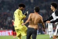 Lamentable episodio en Brasil: hincha invadió la cancha y agredió al arquero de Corinthians