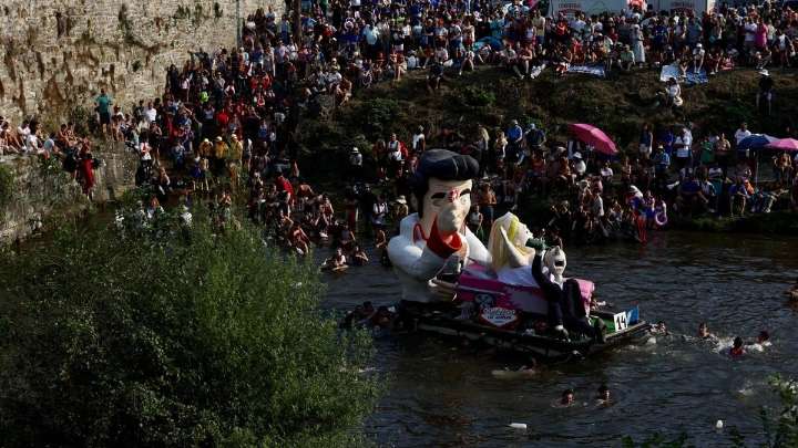 El Descenso Folklórico gusta entre los "novatos": "Hemos de volver a la fiesta y participar con una peña"