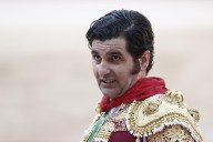 Morante de la Puebla sufre una cogida en el primer toro de la tarde en Pontevedra