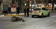 Un choque entre un auto y una moto en pleno centro dejó a un hombre herido